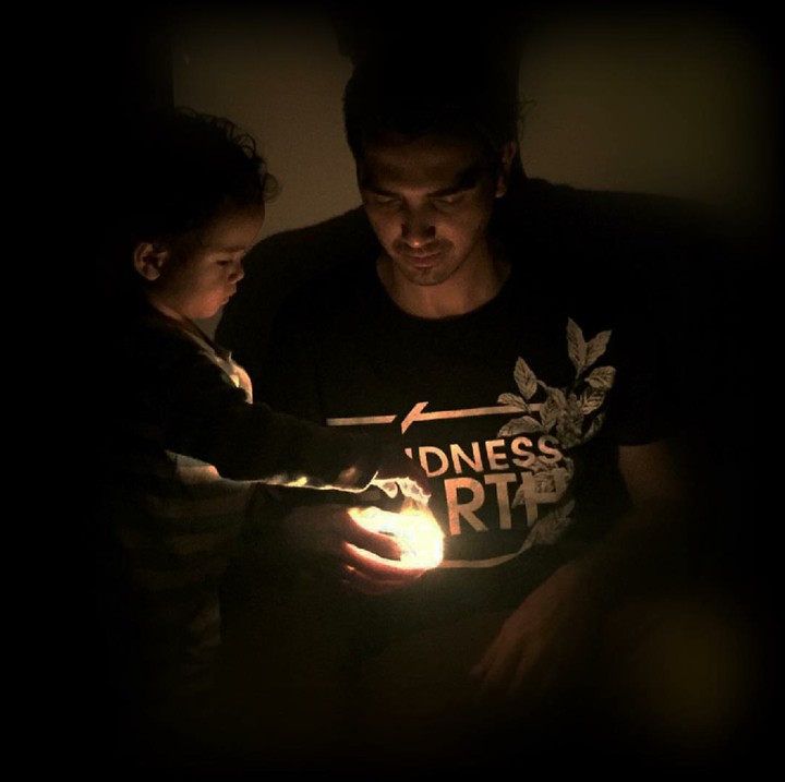 <p>Mmm apakah ini sedang mati lampu? (Foto: Instagram/aialbar)</p>