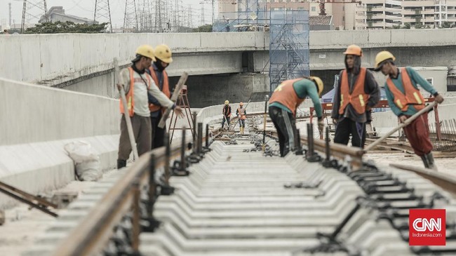 Anies Baswedan merespons pernyataan Prabowo Subianto soal mark up proyek LRT. Ia bahkan meminta media melakukan verifikasi data proyek LRT.