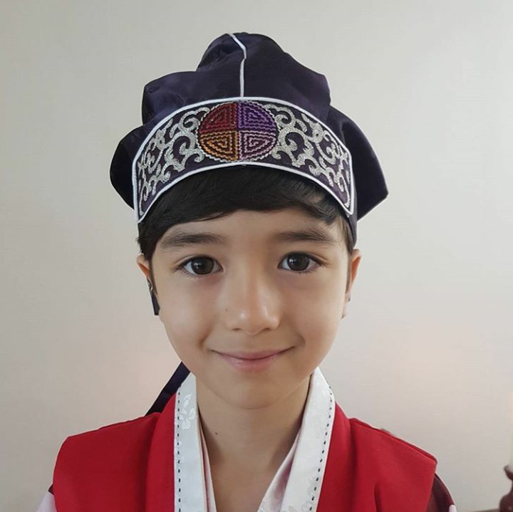 <p>Saat pakai baju tradisional Korea Selatan nih. (Foto: Instagram @seolev_official)</p>