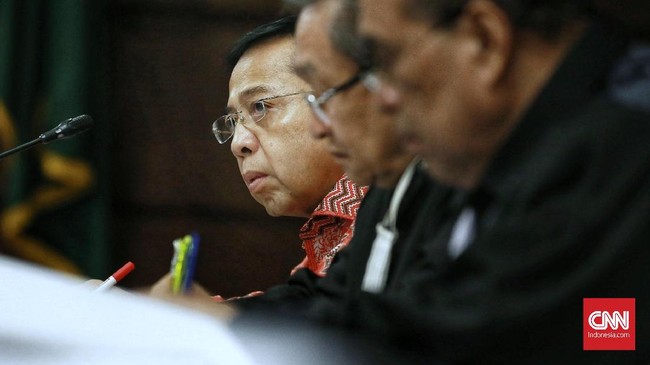 Bekas ketua DPR Setya Novanto dinilai masih berkilah dari dakwaan menerima uang dalam proyek e-KTP walaupun ingin menjadi jadi saksi pelaku.