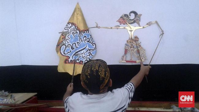 Meski baru berusia 10 tahun, Muhammad Fatikh Assegaf tertarik dengan dunia dalang dan bercita-cita menjadi dalang internasional.