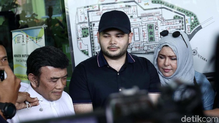 Ridho Rhoma terancam di penjara lagi, Bun. Sebagai ayah, Rhoma Irama pun turun tangan meminta keadilan.