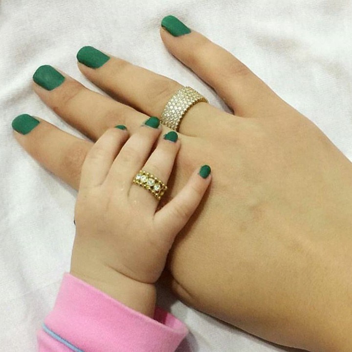 Ada yang pernah ikut memoles kuku si kecil? (Foto: Instagram @cute.babies__)