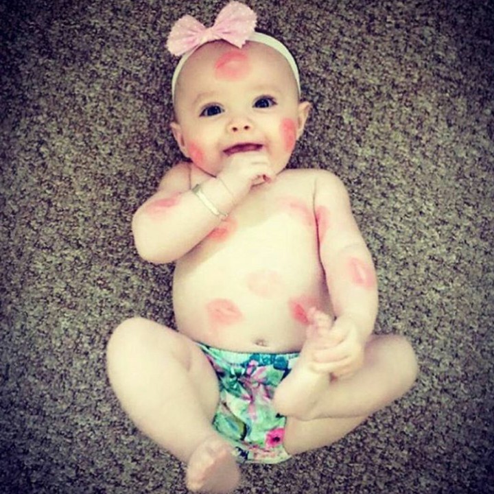 <div>Dicium yang banyak pakai lipstik. (Foto: Instagram @ash.baker14)</div>