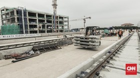 Ditunda Sementara, Anies Pastikan Proyek LRT Tak Molor