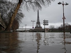 Video dari Udara: Banjir Merendam Permukiman di Timur Kota Paris