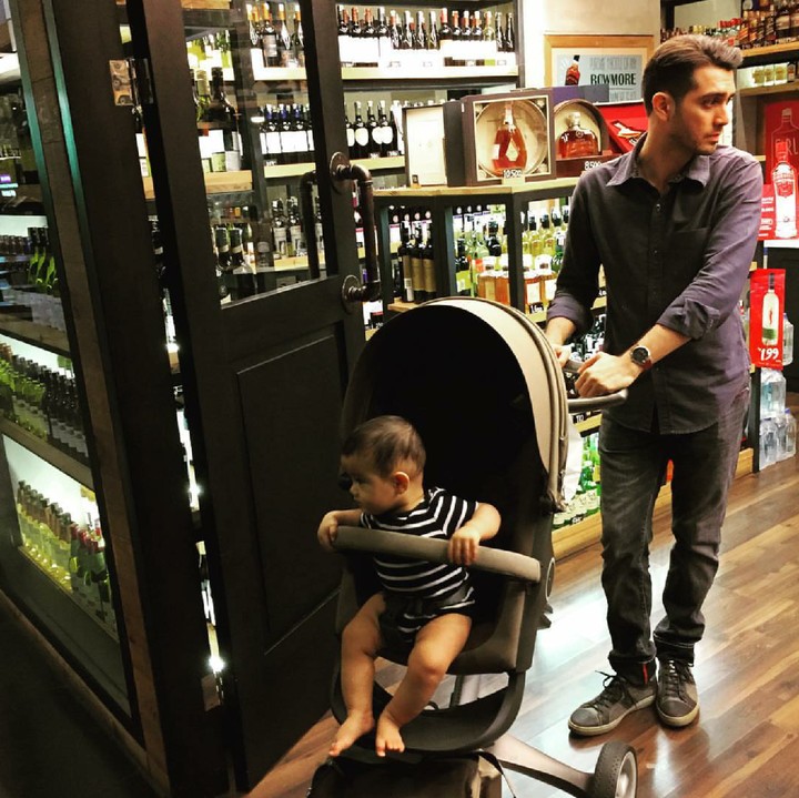 <p>Ini gaya ayah Fachri ketika jalan-jalan sama si kecil. (Foto: Instagram/aialbar)</p>