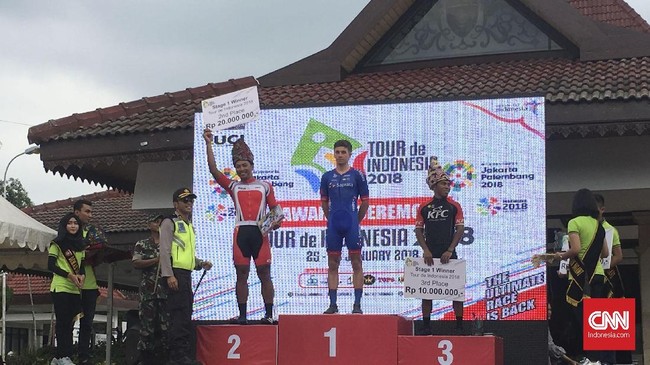 Pebalap asal Swiss Page Dylan yang membela tim Sapura Cycling asal Malaysia tampil sebagai juara di etape pertama Tour de Indonesia 2018, Kamis (25/1).