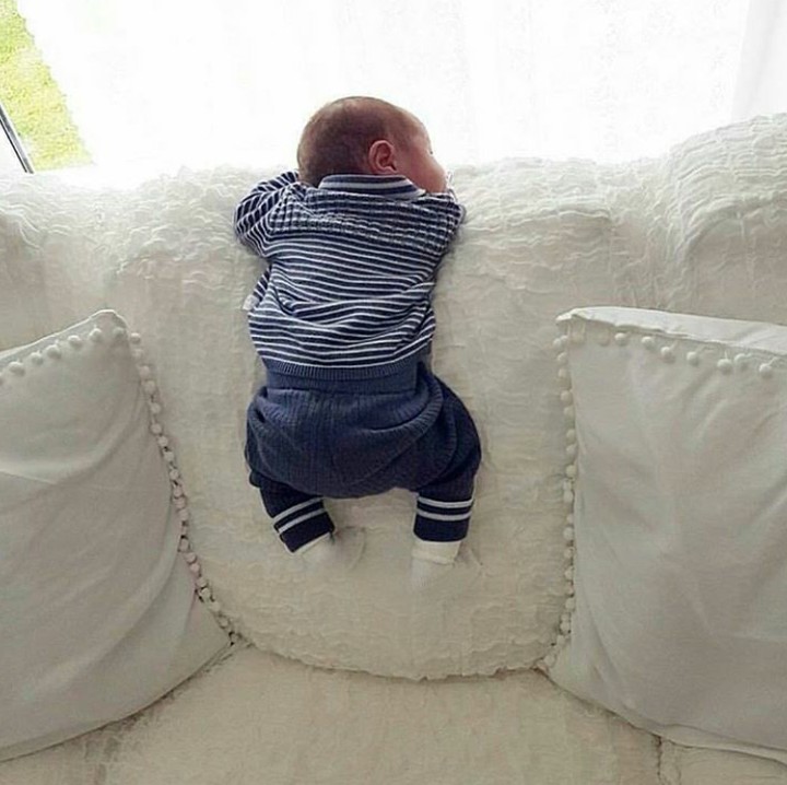 Kalau kayak gini pasti yang iseng ayahnya deh. (Foto: Instagram @cute.babies__)