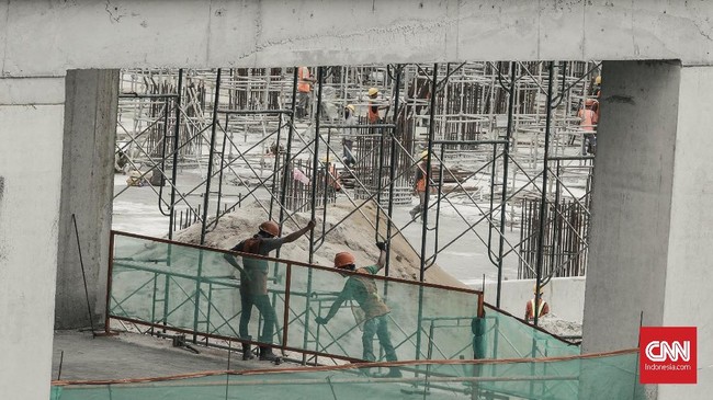 Tergiur pendapatan lumayan, Imin rela meninggalkan keluarganya di Cilacap untuk jadi pekerja proyek di Jakarta. Menyadap karet tak mencukupi kebutuhan keluarga.