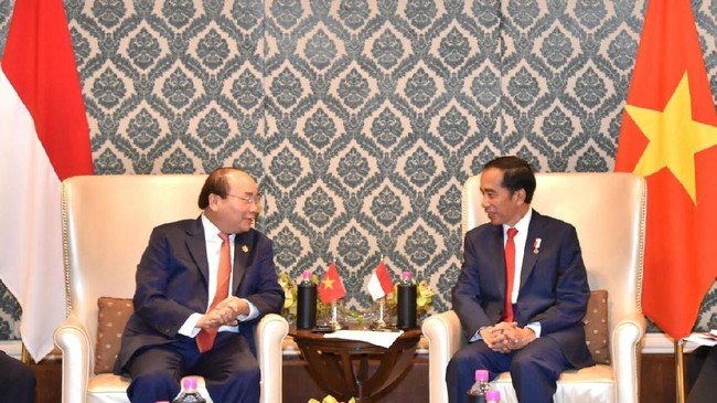 Presiden Joko Widodo mengeluhkan proteksionisme pemerintah Vietnam di sektor otomotif dalam pertemuan dengan PM Nguyen Xuan Phuc di sela-sela KTT ASEAN-India.