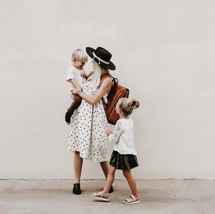 <p>Foto keluarga makin cantik dengan latar belakang polos. (Foto: Instagram/kelli_murray)</p>