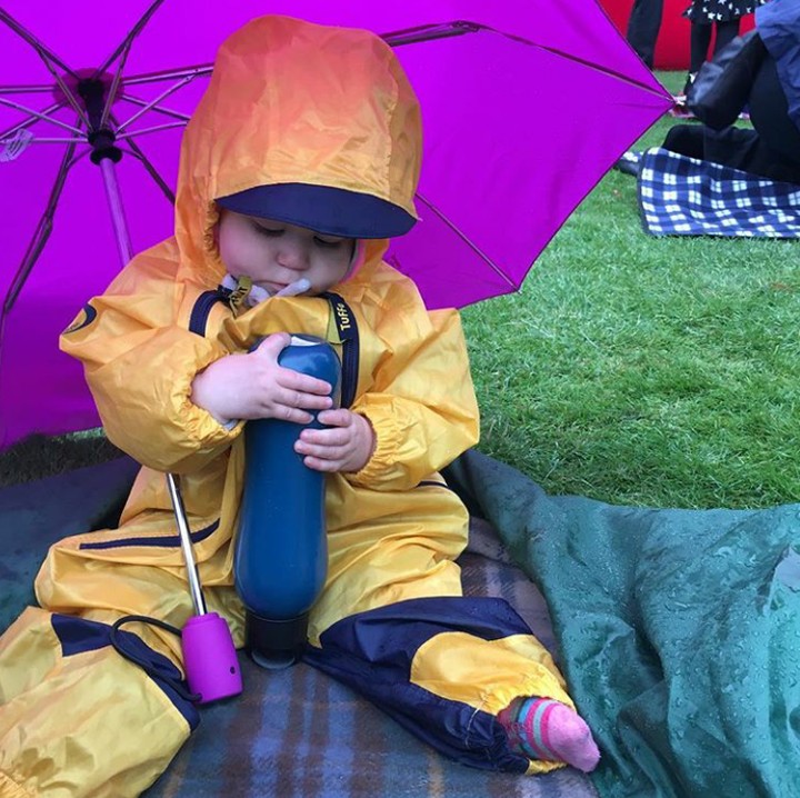 <div>Cuaca di Inggris tak menentu, jadi si kecil terpaksa piknik dengan jas hujan deh. ( Foto: Instagram @michellebbowie)</div>