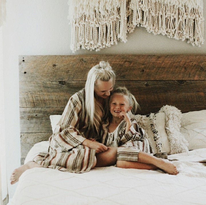 <p>Hmm, nggak heran kala foto Bunda Kelli bareng si kecil dan suami jadi artsy ya, Bun. (Foto: Instagram/kelli_murray)</p>
