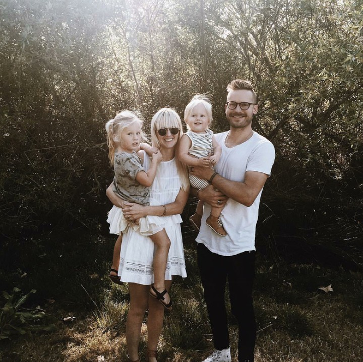 <p>Tiap foto bareng keluarga, Kelli selalu punya pose berbeda di tiap foto. (Foto: Instagram/kelli_murray)</p>