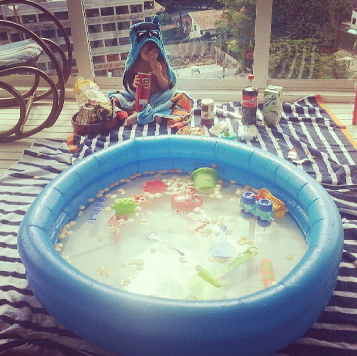 <div>Piknik ala si kecil di rumah berakhir dengan melempar keripik kentang ke dalam kolam. ( Foto: Instagram @lauraharveymagalhaes)</div>