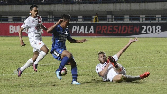 Pelatih PSM Makassar, Robert Rene Alberts, menyayangkan aksi pelemparan botol oleh oknum suporter saat timnya kalahkan Persib Bandung 1-0.