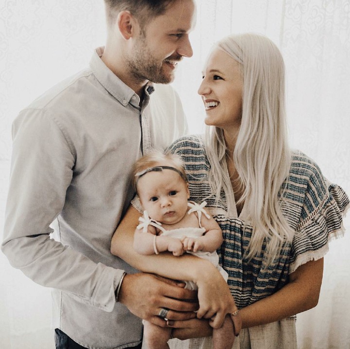 <p>Pose ngobrol ala Kelli Murray yang juga blogger dan desainer ini oke juga lho. (Foto: Instagram/kelli_murray)</p>