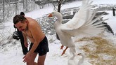 NYALANG: Tarian Cinta Mencumbu Jagad Raya Pada foto-foto unik pilihan CNNIndonesia.com pekan ini, ada dansa dari kawanan burung starling dan patukan seekor angsa di danau air es di Kiev, Ukraina.