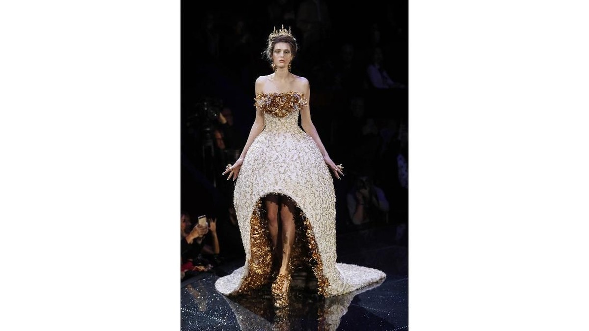 FOTO: 'Keliaran' Negeri Dongeng Guo Pei di Paris Couture Week
