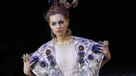 FOTO: 'Keliaran' Negeri Dongeng Guo Pei di Paris Couture Week