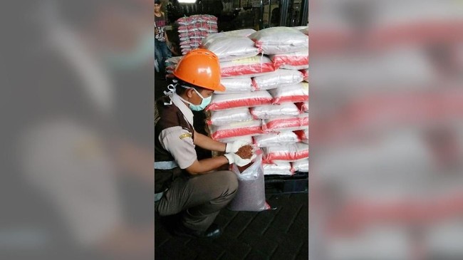 Pemerintah menyatakan petani di Bali baru saja mengekspor komoditas beras merah sebanyak 11 ton, di tengah kebijakan mengimpor 500 ribu ton beras khusus.
