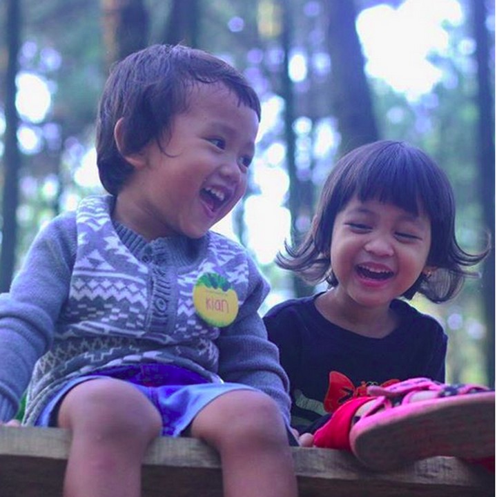 <p> Apa ya yang bikin dua bocah ini tertawa kegirangan? (Foto: Instagram/ @nurultiqih)  </p>