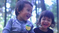 <p> Apa ya yang bikin dua bocah ini tertawa kegirangan? (Foto: Instagram/ @nurultiqih)  </p>