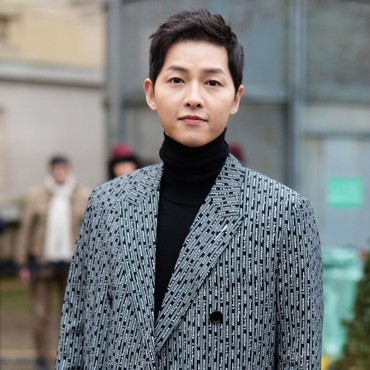 Senyum Manis Song Joong Ki Usai Gabung di Agensi Baru