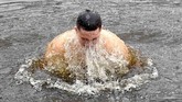 NYALANG: Tarian Cinta Mencumbu Jagad Raya Pada foto-foto unik pilihan CNNIndonesia.com pekan ini, ada dansa dari kawanan burung starling dan patukan seekor angsa di danau air es di Kiev, Ukraina.