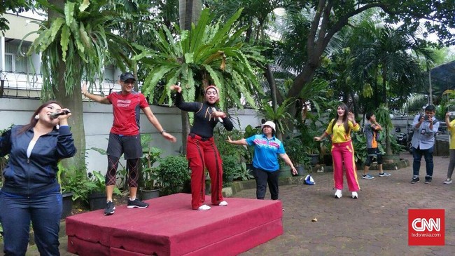 Wagub DKI Sandiaga Uno asyik mengikuti gerakan senam yang diiringi lagu Sayang nyanyian Via Vallen ketika hujan mengguyur Jakarta.