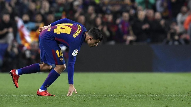 Barcelona's Brazilian midfielder Philippe Coutinho touches the ground as he enters the game during the Spanish 'Copa del Rey' (King's cup) quarter-final second leg football match between FC Barcelona and RCD Espanyol at the Camp Nou stadium in Barcelona on January 25, 2018.  / AFP PHOTO / LLUIS GENE