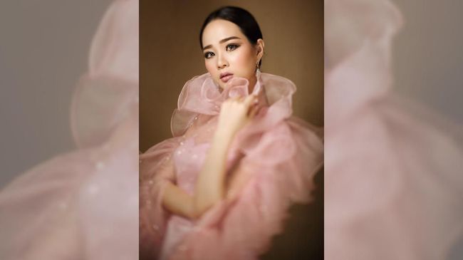 Desainer couture Indonesia Xiao Fen digandeng oleh model Jessica Minh Anh dalam serial fesyen dunia yang bertema sky high ocean catwalk di Hong Kong.