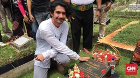 Reza Rahadian Ziarah Makam Benyamin sebagai Bentuk Hormat