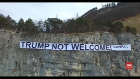 VIDEO: Spanduk Tolak Trump Dipasang Sepanjang Zurich-Davos