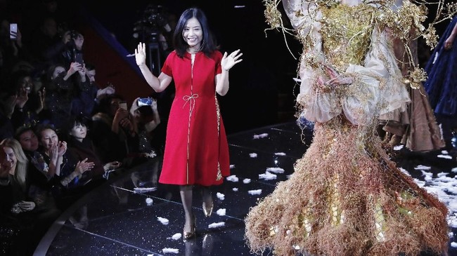 FOTO: 'Keliaran' Negeri Dongeng Guo Pei di Paris Couture Week