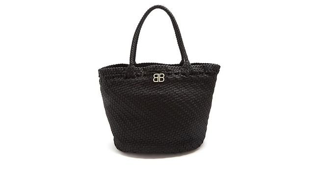 Tas kini bukan hanya soal bentuk dan warna, tapi juga bahan unik yang membuatnya, termasuk dari bahan tali sepatu.