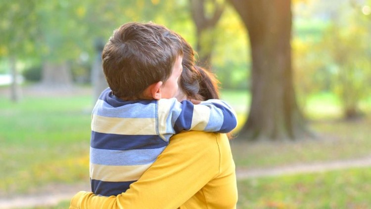 Saat didiagnosis penyakit serius seperti kanker, kadang orang tua bingung gimana cara menyampaikan kondisinya ke anak.