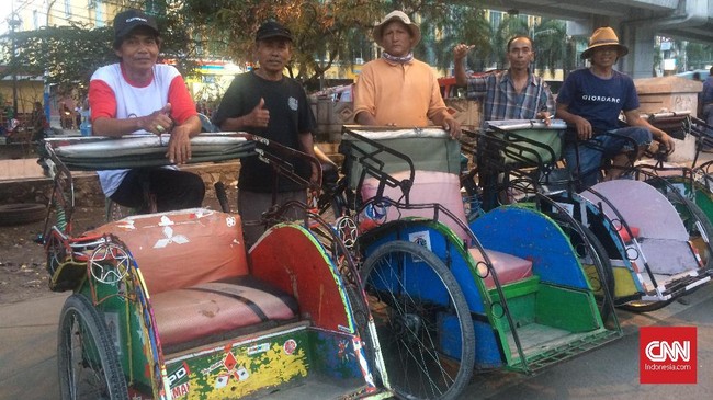 Sebelum Anies Baswedan mengizinkan becak beroperasi di Jakarta, para pengayuh becak kerap dirazia. Becak mereka diangkut tanpa tahu ke mana rimbanya.
