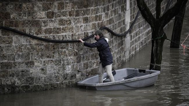 9 Orang Tewas Akibat Longsor di Tiga Negara Eropa Sebanyak sembilan orang dilaporkan tewas akibat hujan deras yang memicu banjir dan longsor di Prancis, Italia, dan Yunani.