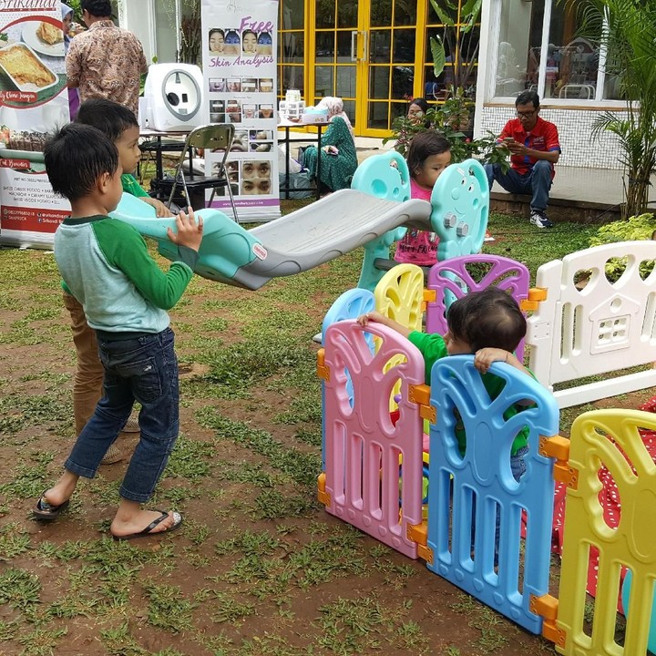 <p>Kakak-kakaknya juga ingin ikut main nih.</p>