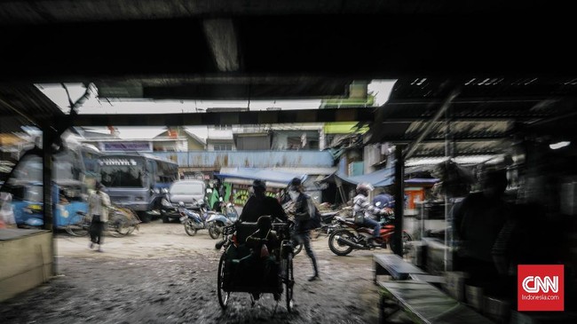 Sandiaga menyebut ada upaya mobilisasi becak ke Jakarta. Menurutnya, Pemprov DKI akan bertindak tegas dengan memulangkan para tukang becak itu ke daerah asal.