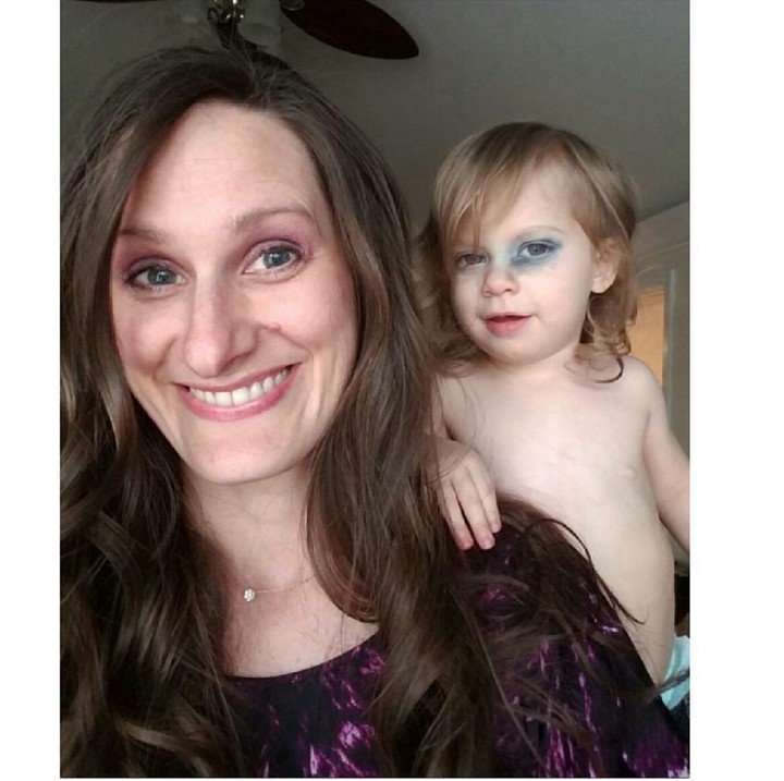 <p>Waduh si anak kok jadi biru gitu matanya. (Foto: Instagram/gianas_page)<br /><br /></p>