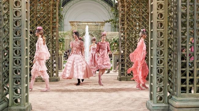 Mengambil tema romantisme tahun 1920an, Karl Lagerfeld menyuguhkan sebuah kelembutan dan kesempurnaan.
