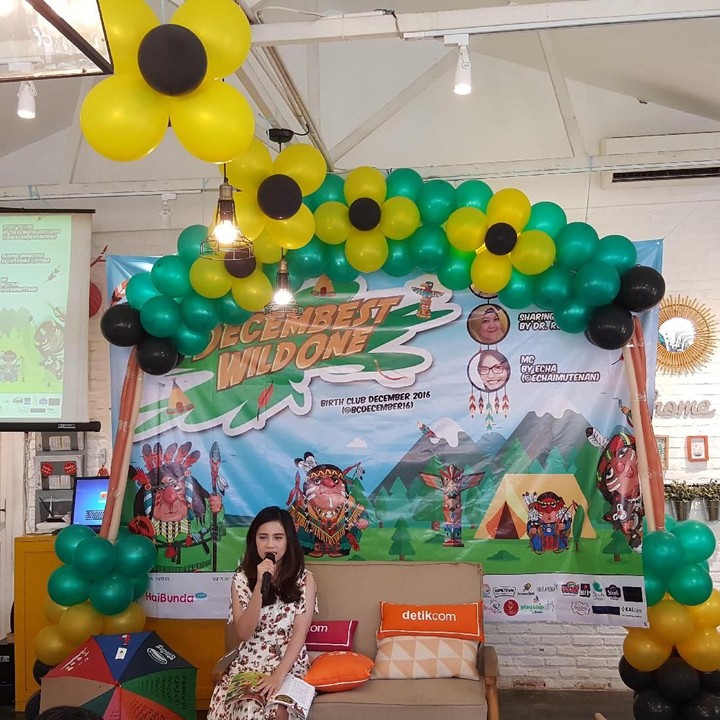 <p>Anak-anak kedatangan pendongeng nih, Kakak Dalillah Nur Hasanah yang cantik.</p>