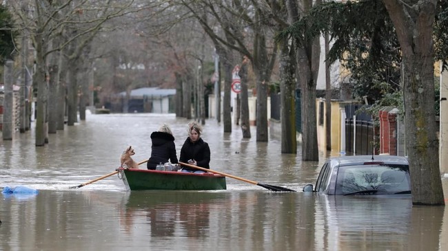 Banjir bandang yang menerjang di Catalonia, Spanyol, Selasa (29/10) dilaporkan menewaskan empat orang.