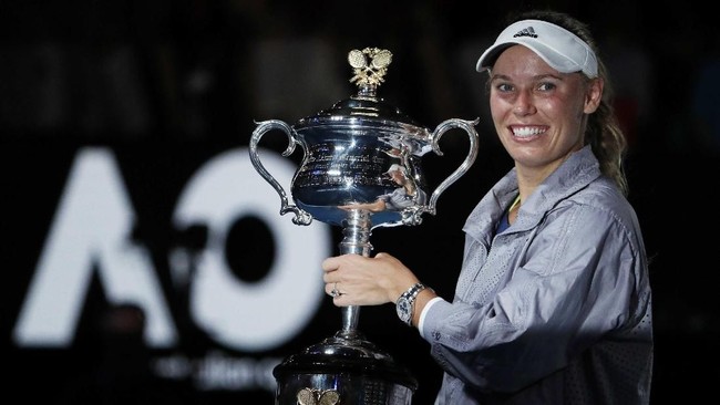 Caroline Wozniacki sukses meraih gelar Grand Slam pertama usai menumbangkan Simona Halep di final Australia Terbuka 2018.