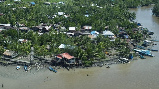 This aerial photo shows a view of Agats, the capital city of Asmat district in Indonesia's Papua province on January 25, 2018. / AFP PHOTO / BAY ISMOYO