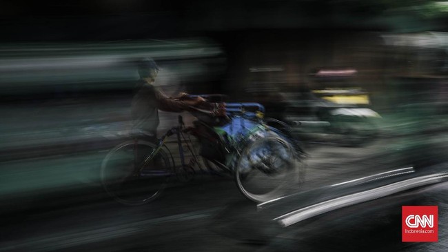 Sardi, tukang becak di Pasar Rajawali, Pademangan, menuntut Anies Baswedan untuk memenuhi janjinya melegalkan becak menjadi angkutan lingkungan terbatas.