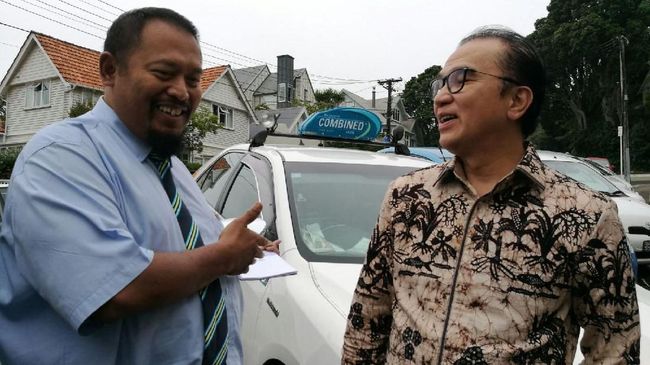 Taksi milik Riadi Subagya dipercaya sebagai satu-satunya taksi dengan perlengkapan karaoke yang bisa dipakai penumpang di Selandia Baru.